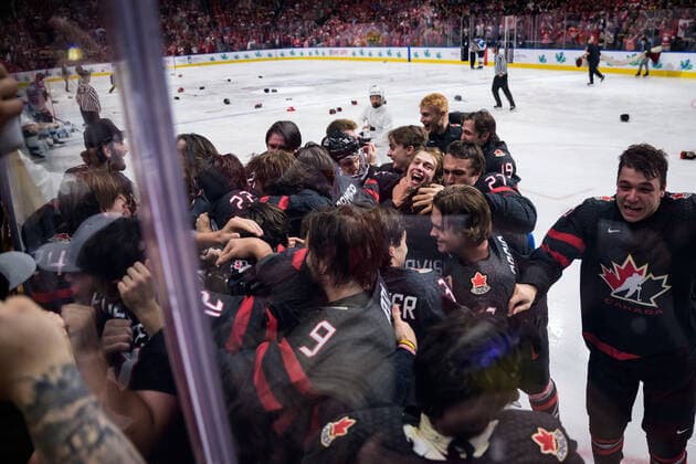 220820 Kent Johnson of Canada looks into the camera as he celebrates with teammates after scoring the game winning 3-2 goal in overtime during the 2022 IIHF World Junior Championship final between Canada and Finland on August 20, 2022 in Edmonton. Photo: Joel Marklund BILDBYRAN kod JM JM0370 bbeng ishockey Ice hockey, Eishockey jvm junior-vm u20 2022 iihf world junior championship world juniors final canada kanada finland jubel Copyright: JOELxMARKLUND BB220820JM152