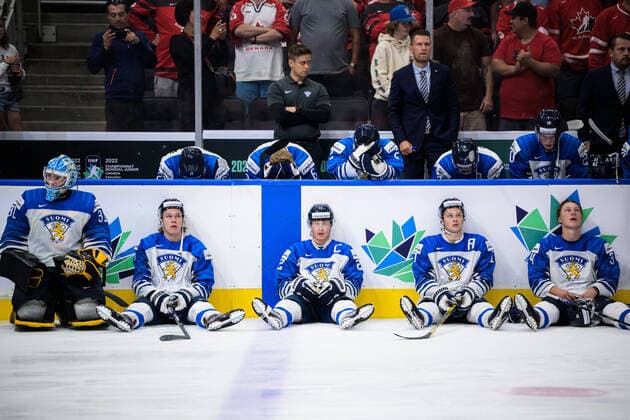 Sport Bilder des Tages 220820 Goaltender Juha Jatkola, Joni Jurmo, Roni Hirvonen, Kasper Puutio and Aatu Räty of Finland are dejected after the 2022 IIHF World Junior Championship final between Canada and Finland on August 20, 2022 in Edmonton. Photo: Joel Marklund BILDBYRAN kod JM JM0370 bbeng ishockey Ice hockey, Eishockey jvm junior-vm u20 2022 iihf world junior championship world juniors final canada kanada finland depp Copyright: JOELxMARKLUND BB220820JM153