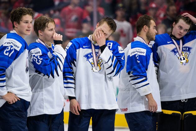 220820 Oliver Kapanen, Roni Hirvonen, Kasper Puutio, Rubin Rafkin and goaltender Juha Jatkola of Finland look dejected after the 2022 IIHF World Junior Championship final between Canada and Finland on August 20, 2022 in Edmonton. Photo: Joel Marklund BILDBYRAN kod JM JM0370 bbeng ishockey Ice hockey, Eishockey jvm junior-vm u20 2022 iihf world junior championship world juniors final canada kanada finland depp Copyright: JOELxMARKLUND BB220820JM154