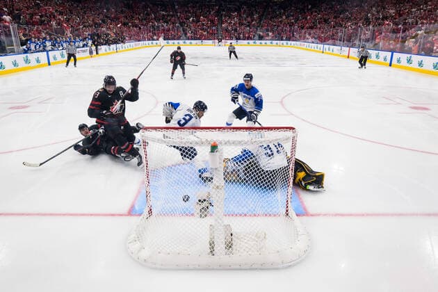 220820 Kent Johnson of Canada scores the game winning 3-2 goal in overtime behind goaltender Juha Jatkola of Finland during the 2022 IIHF World Junior Championship final between Canada and Finland on August 20, 2022 in Edmonton. Photo: Joel Marklund BILDBYRAN kod JM JM0370 bbeng ishockey Ice hockey, Eishockey jvm junior-vm u20 2022 iihf world junior championship world juniors final canada kanada finland Copyright: JOELxMARKLUND BB220820JM159