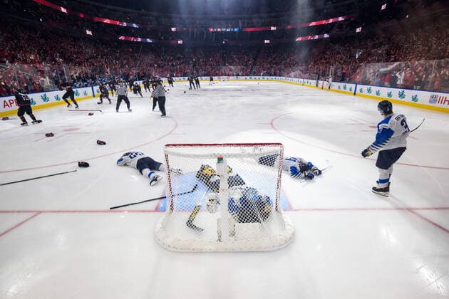 220820 Roni Hirvonen, goaltender Juha Jatkola, Aatu Räty and Rubin Rafkin of Finland look dejected as players of Canada celebrate the game winning 3-2 goal in overtime during the 2022 IIHF World Junior Championship final between Canada and Finland on August 20, 2022 in Edmonton. Photo: Joel Marklund BILDBYRAN kod JM JM0370 bbeng ishockey Ice hockey, Eishockey jvm junior-vm u20 2022 iihf world junior championship world juniors final canada kanada finland depp jubel Copyright: JOELxMARKLUND BB220820JM161