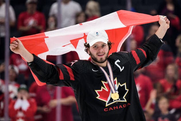 220820 Mason McTavish of Canada celebrates with a Canadian flag after the 2022 IIHF World Junior Championship final between Canada and Finland on August 20, 2022 in Edmonton. Photo: Joel Marklund BILDBYRAN kod JM JM0370 bbeng ishockey Ice hockey, Eishockey jvm junior-vm u20 2022 iihf world junior championship world juniors final canada kanada finland jubel Copyright: JOELxMARKLUND BB220820JM165