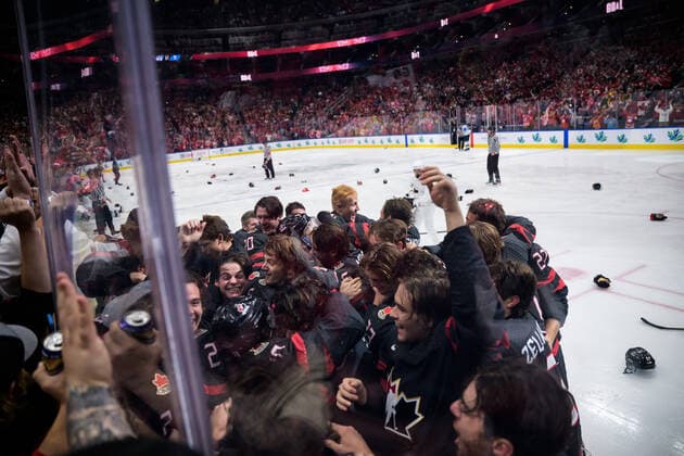 220820 Players of Canada celebrate the game winning 3-2 goal in overtime from Kent Johnson during the 2022 IIHF World Junior Championship final between Canada and Finland on August 20, 2022 in Edmonton. Photo: Joel Marklund BILDBYRAN kod JM JM0370 bbeng ishockey Ice hockey, Eishockey jvm junior-vm u20 2022 iihf world junior championship world juniors final canada kanada finland jubel Copyright: JOELxMARKLUND BB220820JM167