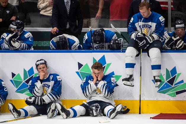 August 20, 2022, EDMONTON, AB, CANADA: Finland players sit dejected after losing to Canada during overtime IIHF World Junior Hockey Championship gold medal game action in Edmonton on Saturday August 20, 2022. Canada News - August 20, 2022  - ZUMAc35_ 20220820_zaf_c35_121 Copyright: xJasonxFransonx
