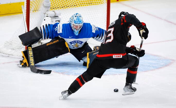 August 20, 2022, Edmonton, AB, CANADA: Finland goalie Juha Jatkola, left, tries to stop Canada forward Kent Johnson from scoring during overtime IIHF World Junior Hockey Championship gold medal game action in Edmonton on Saturday August 20, 2022. Juha Jatkola, Kent Johnson  - ZUMAc35_ 20220820_zaf_c35_132 Copyright: xJeffxMcintoshx