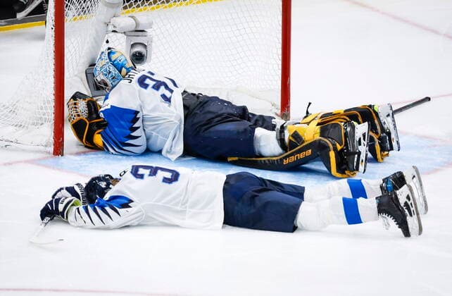 August 20, 2022, Edmonton, AB, CANADA: Finland goalie Juha Jatkola, top, and defenceman Ruben Rafkin react after losing to Canada during overtime IIHF World Junior Hockey Championship gold medal game action in Edmonton on Saturday August 20, 2022. Juha Jatkola, Ruben Rafkin  - ZUMAc35_ 20220820_zaf_c35_135 Copyright: xJeffxMcintoshx