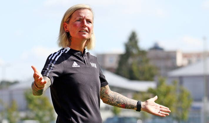 21.08.2022, xmohx, Fussball DFB Pokal Frauen , 1.FC Riegelsberg - 1.FC Nürnberg emspor, v.l. Trainerin Melanie Klein (Riegelsberg) (DFL DFB REGULATIONS PROHIBIT ANY USE OF PHOTOGRAPHS as IMAGE SEQUENCES and or QUASI-VIDEO) Riegelsberg
