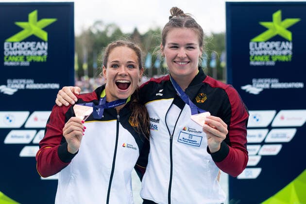 Bilder des Jahres 2022, Sport 08 August Sport Themen der Woche KW33 Sport Bilder des Tages HAKE Jule, PASZEK Paulina (GER) celebrating their bronze medal, Womens Kayak Double 200 Meter, GER, Canoe Sprint (Kanu Sprint), European Championships Munich 2022, 21.08.2022 Photo: Eibner Memmler GER, Canoe Sprint (Kanu Sprint), European Championships Munich 2022, 21.08.2022 Munich *** HAKE Jule, PASZEK Paulina GER celebrating their bronze medal, Womens Kayak Double 200 Meter, GER, Canoe Sprint Canoe Sprint , European Championships Munich 2022, 21 08 2022 Photo Eibner Memmler GER, Canoe Sprint Canoe Sprint , European Championships Munich 2022, 21 08 2022 Munich Copyright: xEibner Memmlerx EP_MMR