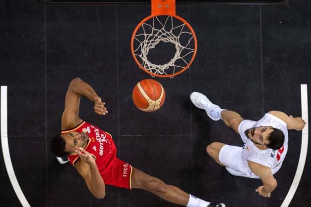 Basketball Hamburg 20.08.2022 Supercup Serbien (SRB) - Deutschland (GER) Johannes Thiemann (Deutschland, No.32) Nikola Kalinic (Serbien, No.10)