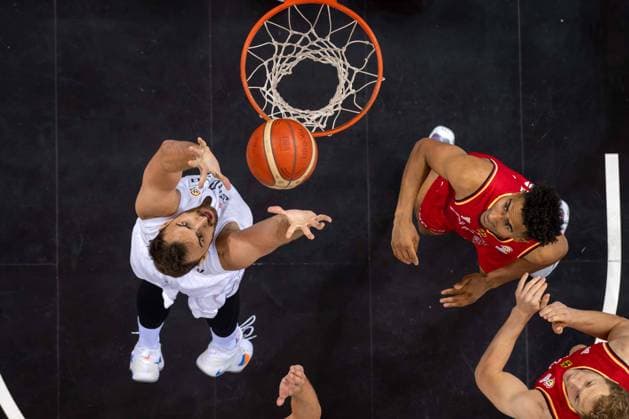 Basketball Hamburg 20.08.2022 Supercup Serbien (SRB) - Deutschland (GER) Nikola Milutinov (Serbien, No.33) Maodo Lo (Deutschland, No.04)