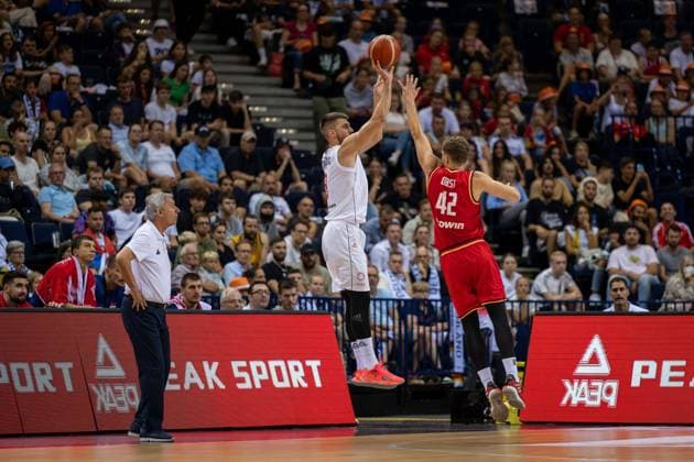Basketball Hamburg 20.08.2022 Supercup Serbien (SRB) - Deutschland (GER) Vanja Marinkovic (Serbien, No.09) Andreas Obst (Deutschland, No.42)