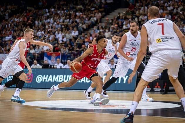 Basketball Hamburg 20.08.2022 Supercup Serbien (SRB) - Deutschland (GER) Maodo Lo (Deutschland, No.04) Nikola Milutinov (Serbien, No.33)