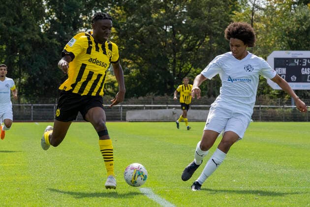 Sonntag, 21.08.2022 Saison 2022 2023 A-Junioren Bundesliga, U19 Bundesliga 2. Spieltag im Stadion am Bandsbusch, Hilden, Deutschland. VfB 03 Hilden U19 - BV Borussia Dortmund U19. Ayukayoh Mengot (Borussia Dortmund U19 25), Sebastian Schröder (VfB 03 Hilden U19 4)