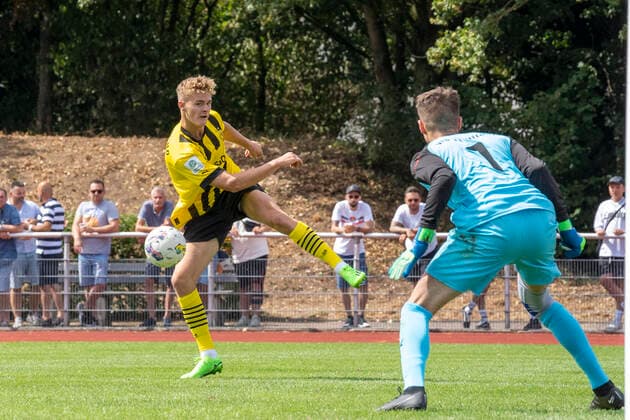 Sonntag, 21.08.2022 Saison 2022 2023 A-Junioren Bundesliga, U19 Bundesliga 2. Spieltag im Stadion am Bandsbusch, Hilden, Deutschland. VfB 03 Hilden U19 - BV Borussia Dortmund U19. Tom Alexander Rothe (Borussia Dortmund U19 3)