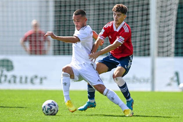 v.li.: Arjon Ibrahimovic (FCB, 10) Elion Haxhosaj (Unterhaching, 3) im Zweikampf, Duell, duel, tackle, Dynamik, Action, Aktion, 21.08.2022, Unterhaching (Deutschland), Fussball, A-Junioren-Bundesliga Süd Südwest, SpVgg Unterhaching - FC Bayern München, DFB DFL REGULATIONS PROHIBIT ANY USE OF PHOTOGRAPHS AS IMAGE SEQUENCES AND OR QUASI-VIDEO.