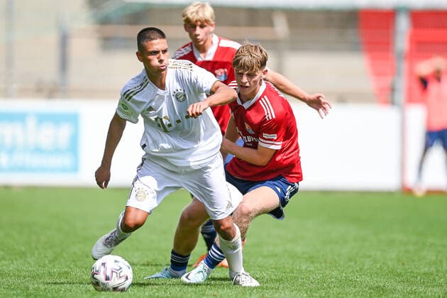 v.li.: Matteo Perez Vinlöf (FCB, 3) Dominique Girtler (Unterhaching, 9) im Zweikampf, Duell, duel, tackle, Dynamik, Action, Aktion, 21.08.2022, Unterhaching (Deutschland), Fussball, A-Junioren-Bundesliga Süd Südwest, SpVgg Unterhaching - FC Bayern München, DFB DFL REGULATIONS PROHIBIT ANY USE OF PHOTOGRAPHS AS IMAGE SEQUENCES AND OR QUASI-VIDEO.