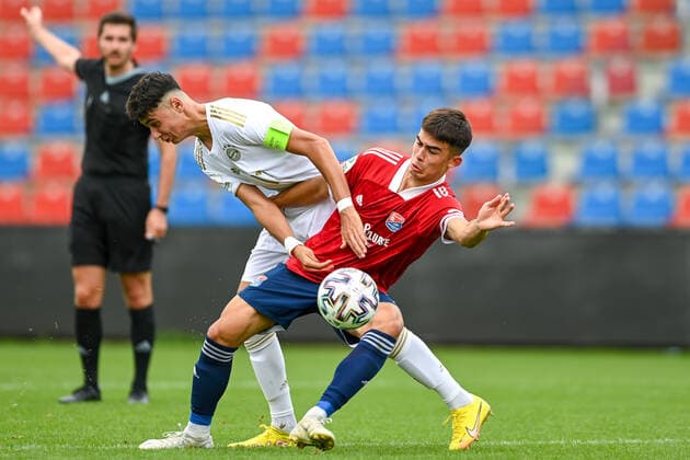 v.li.: Aleksandar Pavlovic (FCB, 6) Aaron Keller (Unterhaching, 10) im Zweikampf, Duell, duel, tackle, Dynamik, Action, Aktion, 21.08.2022, Unterhaching (Deutschland), Fussball, A-Junioren-Bundesliga Süd Südwest, SpVgg Unterhaching - FC Bayern München, DFB DFL REGULATIONS PROHIBIT ANY USE OF PHOTOGRAPHS AS IMAGE SEQUENCES AND OR QUASI-VIDEO.