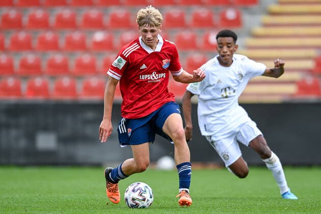 v.li.: Felix Lautenbacher (Unterhaching, 7) Liul Alemu (FCB, 17) im Zweikampf, Duell, duel, tackle, Dynamik, Action, Aktion, 21.08.2022, Unterhaching (Deutschland), Fussball, A-Junioren-Bundesliga Süd Südwest, SpVgg Unterhaching - FC Bayern München, DFB DFL REGULATIONS PROHIBIT ANY USE OF PHOTOGRAPHS AS IMAGE SEQUENCES AND OR QUASI-VIDEO.