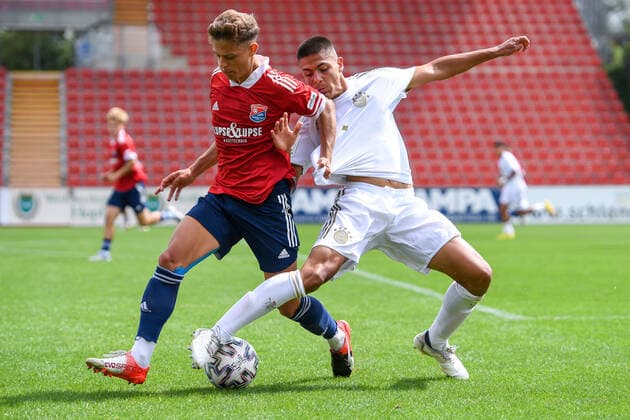 v.li.: Fynn Seidel (Unterhaching, 2) Matteo Perez Vinlöf (FCB, 3) im Zweikampf, Duell, duel, tackle, Dynamik, Action, Aktion, 21.08.2022, Unterhaching (Deutschland), Fussball, A-Junioren-Bundesliga Süd Südwest, SpVgg Unterhaching - FC Bayern München, DFB DFL REGULATIONS PROHIBIT ANY USE OF PHOTOGRAPHS AS IMAGE SEQUENCES AND OR QUASI-VIDEO.