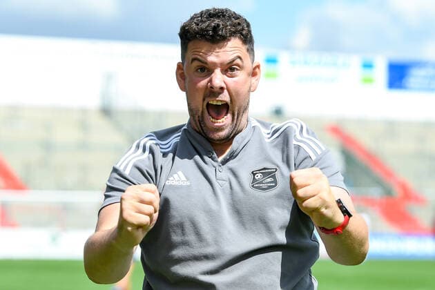 Trainer Marc Unterberger (Unterhaching) bejubelt den Derbysieg, Freude, freundlich, fröhlich, strahlend, optimistisch, 21.08.2022, Unterhaching (Deutschland), Fussball, A-Junioren-Bundesliga Süd Südwest, SpVgg Unterhaching - FC Bayern München, DFB DFL REGULATIONS PROHIBIT ANY USE OF PHOTOGRAPHS AS IMAGE SEQUENCES AND OR QUASI-VIDEO.