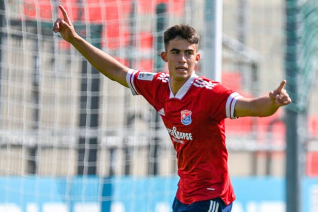 Aaron Keller (Unterhaching, 10) mit Torjubel, Jubel, Torjubel, Torerfolg, celebrate the goal, goal, celebration, Jubel ueber das Tor zum 1:0 durch Aaron Keller (Unterhaching, 10), optimistisch, Einzelbild, Aktion, Action, 21.08.2022, Unterhaching (Deutschland), Fussball, A-Junioren-Bundesliga Süd Südwest, SpVgg Unterhaching - FC Bayern München, DFB DFL REGULATIONS PROHIBIT ANY USE OF PHOTOGRAPHS AS IMAGE SEQUENCES AND OR QUASI-VIDEO.