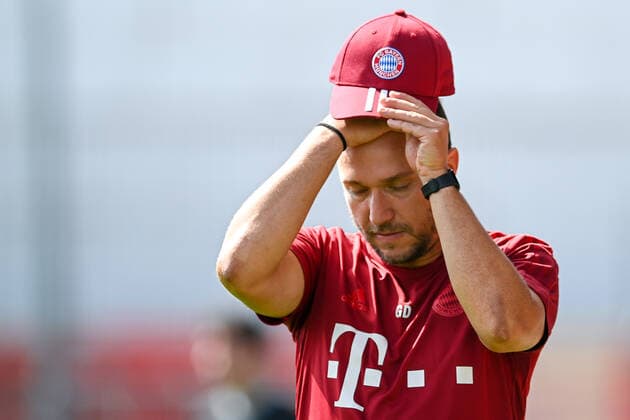 Trainer Danny Galm (FCB) enttäuscht schauend, Enttäuschung, Frustration, disappointed, pessimistisch Einzelbild, Aktion, Action, 21.08.2022, Unterhaching (Deutschland), Fussball, A-Junioren-Bundesliga Süd Südwest, SpVgg Unterhaching - FC Bayern München, DFB DFL REGULATIONS PROHIBIT ANY USE OF PHOTOGRAPHS AS IMAGE SEQUENCES AND OR QUASI-VIDEO.