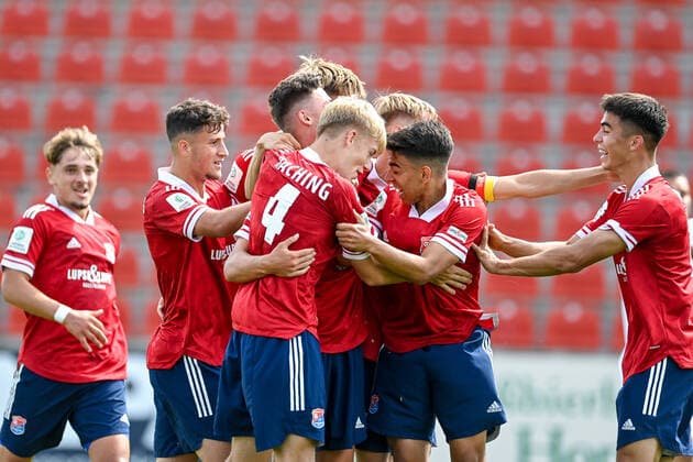 Unterhachinger Spieler mit Torjubel, Jubel, Torjubel, Torerfolg, celebrate the goal, goal, celebration, Jubel ueber das Tor zum 3:1 durch Björn Fröhlich (Unterhaching, 5) (verdeckt), optimistisch, Action, Aktion, 21.08.2022, Unterhaching (Deutschland), Fussball, A-Junioren-Bundesliga Süd Südwest, SpVgg Unterhaching - FC Bayern München, DFB DFL REGULATIONS PROHIBIT ANY USE OF PHOTOGRAPHS AS IMAGE SEQUENCES AND OR QUASI-VIDEO.
