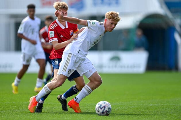 v.li.: Nils Ortel (Unterhaching, 8) Lennard becker (FCB, 8) im Zweikampf, Duell, duel, tackle, Dynamik, Action, Aktion, 21.08.2022, Unterhaching (Deutschland), Fussball, A-Junioren-Bundesliga Süd Südwest, SpVgg Unterhaching - FC Bayern München, DFB DFL REGULATIONS PROHIBIT ANY USE OF PHOTOGRAPHS AS IMAGE SEQUENCES AND OR QUASI-VIDEO.
