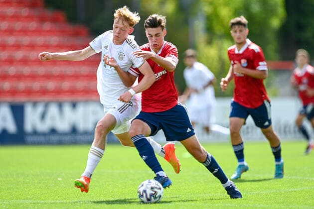v.li.: Lennard becker (FCB, 8) Björn Fröhlich (Unterhaching, 5) im Zweikampf, Duell, duel, tackle, Dynamik, Action, Aktion, 21.08.2022, Unterhaching (Deutschland), Fussball, A-Junioren-Bundesliga Süd Südwest, SpVgg Unterhaching - FC Bayern München, DFB DFL REGULATIONS PROHIBIT ANY USE OF PHOTOGRAPHS AS IMAGE SEQUENCES AND OR QUASI-VIDEO.