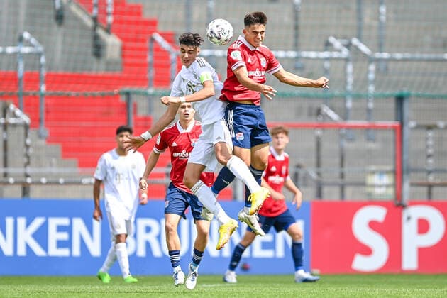 v.li.: Aleksandar Pavlovic (FCB, 6) Aaron Keller (Unterhaching, 10) im Zweikampf, Duell, duel, tackle, Dynamik, Action, Aktion, 21.08.2022, Unterhaching (Deutschland), Fussball, A-Junioren-Bundesliga Süd Südwest, SpVgg Unterhaching - FC Bayern München, DFB DFL REGULATIONS PROHIBIT ANY USE OF PHOTOGRAPHS AS IMAGE SEQUENCES AND OR QUASI-VIDEO.