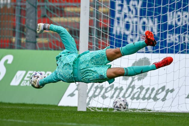 Bejnamin Ballas (Torwart, FCB, 1) kann den Foulelfmeter zur Ecke lenken, pariert, Parade, Glanzparade, hält den Ball, Action, Aktion Freisteller, Einzelbild, Aktion, Action, 21.08.2022, Unterhaching (Deutschland), Fussball, A-Junioren-Bundesliga Süd Südwest, SpVgg Unterhaching - FC Bayern München, DFB DFL REGULATIONS PROHIBIT ANY USE OF PHOTOGRAPHS AS IMAGE SEQUENCES AND OR QUASI-VIDEO.