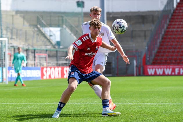 v.li.: Dominique Girtler (Unterhaching, 9) Grayson Dettoni (FCB, 4) im Zweikampf, Duell, duel, tackle, Dynamik, Action, Aktion, 21.08.2022, Unterhaching (Deutschland), Fussball, A-Junioren-Bundesliga Süd Südwest, SpVgg Unterhaching - FC Bayern München, DFB DFL REGULATIONS PROHIBIT ANY USE OF PHOTOGRAPHS AS IMAGE SEQUENCES AND OR QUASI-VIDEO.