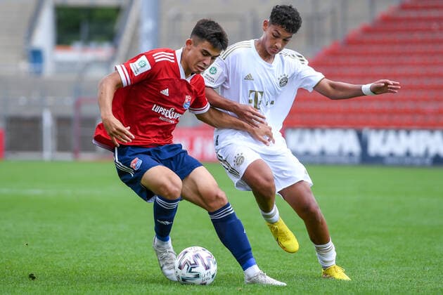 v.li.: Aaron Keller (Unterhaching, 10) Yousef Qashi (FCB, 7) im Zweikampf, Duell, duel, tackle, Dynamik, Action, Aktion, 21.08.2022, Unterhaching (Deutschland), Fussball, A-Junioren-Bundesliga Süd Südwest, SpVgg Unterhaching - FC Bayern München, DFB DFL REGULATIONS PROHIBIT ANY USE OF PHOTOGRAPHS AS IMAGE SEQUENCES AND OR QUASI-VIDEO.