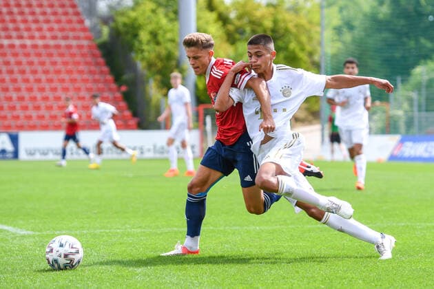 v.li.: Fynn Seidel (Unterhaching, 2) Matteo Perez Vinlöf (FCB, 3) im Zweikampf, Duell, duel, tackle, Dynamik, Action, Aktion, 21.08.2022, Unterhaching (Deutschland), Fussball, A-Junioren-Bundesliga Süd Südwest, SpVgg Unterhaching - FC Bayern München, DFB DFL REGULATIONS PROHIBIT ANY USE OF PHOTOGRAPHS AS IMAGE SEQUENCES AND OR QUASI-VIDEO.