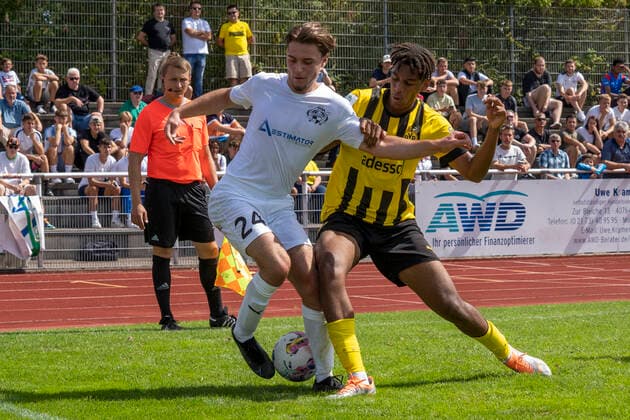Sonntag, 21.08.2022 Saison 2022 2023 A-Junioren Bundesliga, U19 Bundesliga 2. Spieltag im Stadion am Bandsbusch, Hilden, Deutschland. VfB 03 Hilden U19 - BV Borussia Dortmund U19. V.l.n.r. Venhar Ismailji (VfB 03 Hilden U19 24), Filippo Calixte Mane (Borussia Dortmund U19 26)