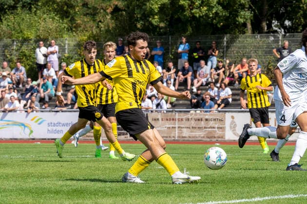 Sonntag, 21.08.2022 Saison 2022 2023 A-Junioren Bundesliga, U19 Bundesliga 2. Spieltag im Stadion am Bandsbusch, Hilden, Deutschland. VfB 03 Hilden U19 - BV Borussia Dortmund U19. Raul König (Borussia Dortmund U19 28)
