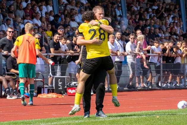 Sonntag, 21.08.2022 Saison 2022 2023 A-Junioren Bundesliga, U19 Bundesliga 2. Spieltag im Stadion am Bandsbusch, Hilden, Deutschland. VfB 03 Hilden U19 - BV Borussia Dortmund U19. Raul König (Borussia Dortmund U19 28) in den Armen von Mike Tullberg (Trainer Borussia Dortmund U19).