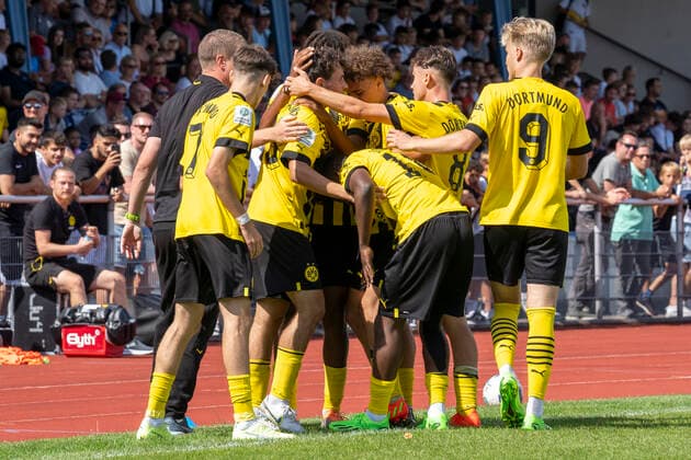 Sonntag, 21.08.2022 Saison 2022 2023 A-Junioren Bundesliga, U19 Bundesliga 2. Spieltag im Stadion am Bandsbusch, Hilden, Deutschland. VfB 03 Hilden U19 - BV Borussia Dortmund U19. Jubeltraube nach dem Führungstreffer zum 2:1.