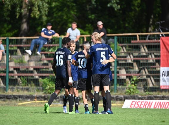 Fussball, U 19, Saison 2022 23, A-Junioren Bundesliga, Staffel Nord Nordost (2. Spieltag), 1. FC Union Berlin - Hamburger SV, v. l. Joel Agyekum, Milad Nejad, Lukas Bornschein (alle HSV), Jubel nach dem Abpfiff, 21.08. 2022,