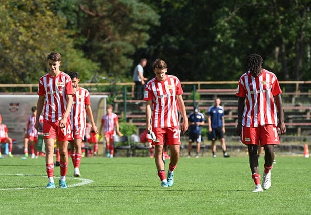 Fussball, U 19, Saison 2022 23, A-Junioren Bundesliga, Staffel Nord Nordost (2. Spieltag), 1. FC Union Berlin - Hamburger SV, v. l. Magnus Rösner (U19, 1. FC Union Berlin), Albion Jahaj (U19, 1. FC Union Berlin), Malick Sanogo (U19, 1. FC Union Berlin), Enttäuschung nach Abpfiff, 21.08. 2022,