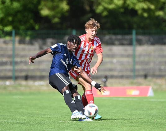 Fussball, U 19, Saison 2022 23, A-Junioren Bundesliga, Staffel Nord Nordost (2. Spieltag), 1. FC Union Berlin - Hamburger SV, v. l. Glory Kiveta (HSV), Tim Schleinitz, 21.08. 2022,