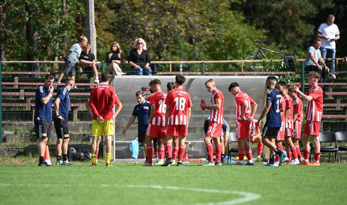 Fussball, U 19, Saison 2022 23, A-Junioren Bundesliga, Staffel Nord Nordost (2. Spieltag), 1. FC Union Berlin - Hamburger SV, Union-Enttäuschung nach Abpfiff, links Trainer Marco Grote (U19, 1. FC Union Berlin), 21.08. 2022,