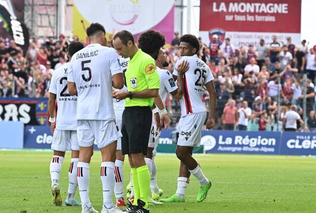 Thomas Leonard (arbitre) et andy Delort avec Jean-Clair Todibo (nice) FOOTBALL : Clermont Foot vs OGC Nice - Ligue 1 Uber Eats - 21 08 2022 FredericChambert Panoramic 