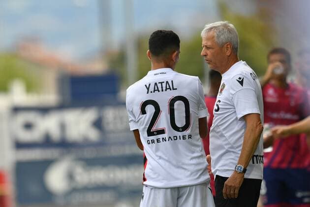 Youcef Atal avec Lucien Favre (entraineur nice) FOOTBALL : Clermont Foot vs OGC Nice - Ligue 1 Uber Eats - 21 08 2022 FredericChambert Panoramic 