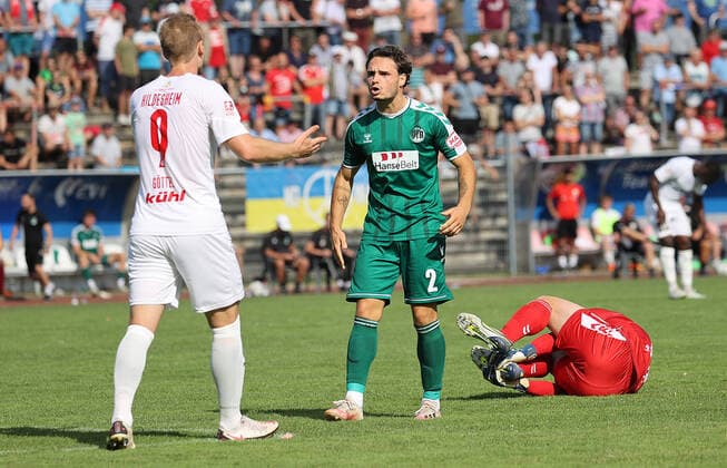 Sport Themen der Woche KW33 Sport Bilder des Tages Robin Koelle (VfB Luebeck) geraet mit Moritz Goettel (VfV 06 Hildesheim) aneinander Florian Kirschke (VfB Luebeck) Fussball, Herren, Saison 2022 2023, RL Nord, VfV Hildesheim gegen VfB Luebeck, 0-0 DFL REGULATIONS PROHIBIT ANY USE OF PHOTOGRAPHS AS IMAGE SEQUENCES AND OR QUASI-VIDEO. *** Robin Koelle VfB Luebeck clashes with Moritz Goettel VfV 06 Hildesheim Florian Kirschke VfB Luebeck Football, Men, Season 2022 2023, RL Nord, VfV Hildesheim vs VfB Luebeck, 0 0 DFL REGULATIONS PROHIBIT ANY USE OF PHOTOGRAPHS AS IMAGE SEQUENCES AND OR QUASI VIDEO