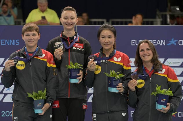 European Championships Munich 2022 am 21.08.2022 in der Rudi-Sedlmayer-Halle in München Damen Siegerehrung Einzel: V. l.n.r.: 2. Platz Nina Mittelham ( GER ), 1. Platz für Sofia Polcanova ( AUT ), 3. Platz Shan Xiaona ( GER ) und Sabine Winter ( GER )