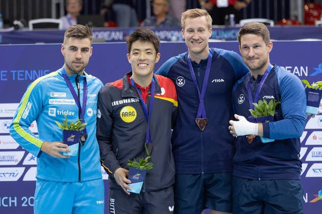 Tischtennis Europameisterschaften Siegerehrung: Von links Darko Jorgic (Slowenien), Europameister Dang Qui (Deutschland), Mattias Falck (Schweden) und Kristian Karlsson (Schweden). Tischtennis Europameisterschaften als Teil der European Championships vom 13. bis 21. August in München., München Bayern Deutschland Rudi-Sedlmayer-Halle