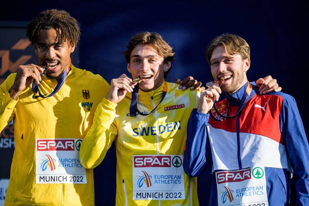 220821 Bo Kanda Lita Bahre of Germany, Armand Duplantis of Sweden and Pal Haugen Lillefosse of Norway celebrate at the medal ceremony for men?s pole vault during day 11 of the European Championships on August 21, 2022 in Munich. Photo: Vegard Grott BILDBYRAN kod VG VG0339 friidrott athletics friidrett europamästerskap em em 2022 european championships munich 2022 munchen-em day 11 bbeng jubel celebration em-guld stavhopp pole vault sverige norge sweden norway Copyright: VEGARDxGRoTT BB220821VG002