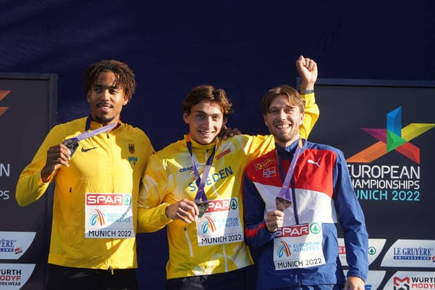 European Championships Munich 2022, Leichtathletik EM, Europa Leichtathletikmeisterschaften München 2022, 12.08-21.08.2022, Olympiastadion München, Stabhochsprung Männer Finale, Siegerehrung Bo Kanda Lita Baehre, Deutschland, Silber, Armand Duplantis Gold, Pal Haugen Vellafosse, Bronzemedaille, , Foto: Gladys chai von der Laage