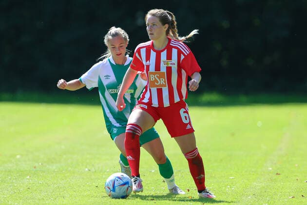 v.li.: Michelle Weiß (SV Werder Bremen, 8) und Lena Bucher (1. FC Union Berlin, 6) im Zweikampf, Duell, Dynamik, Aktion, Action, Spielszene, 21.08.2022, Elsdorf (Deutschland), Fussball, Testspiel Frauen, 1. FC Union Berlin - SV Werder Bremen